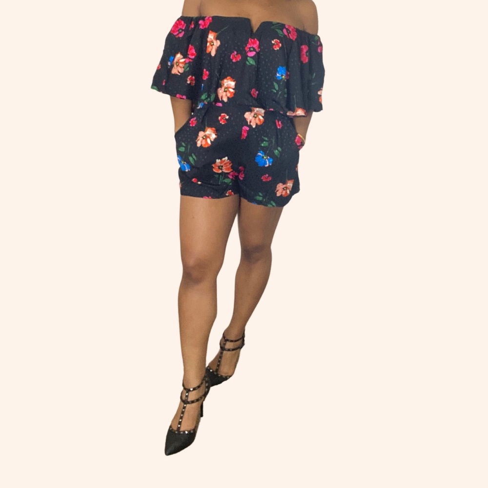 NWT floral romper by sugar lips 💕💕💕